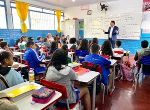 Jean Carlos visita Escola Municipal Walter Beze e interage com alunos da 4ª série
