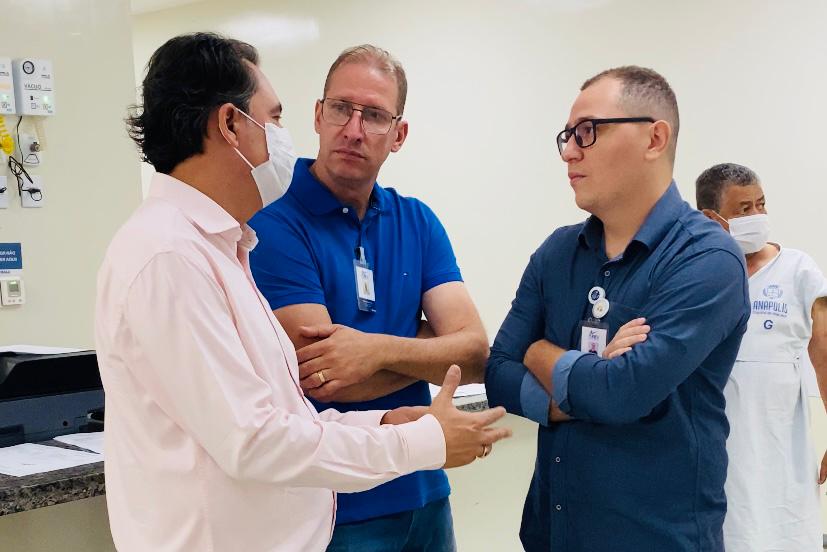 Jean Carlos visita Hospital Alfredo Abrahão e reforça importância do atendimento de portas abertas 