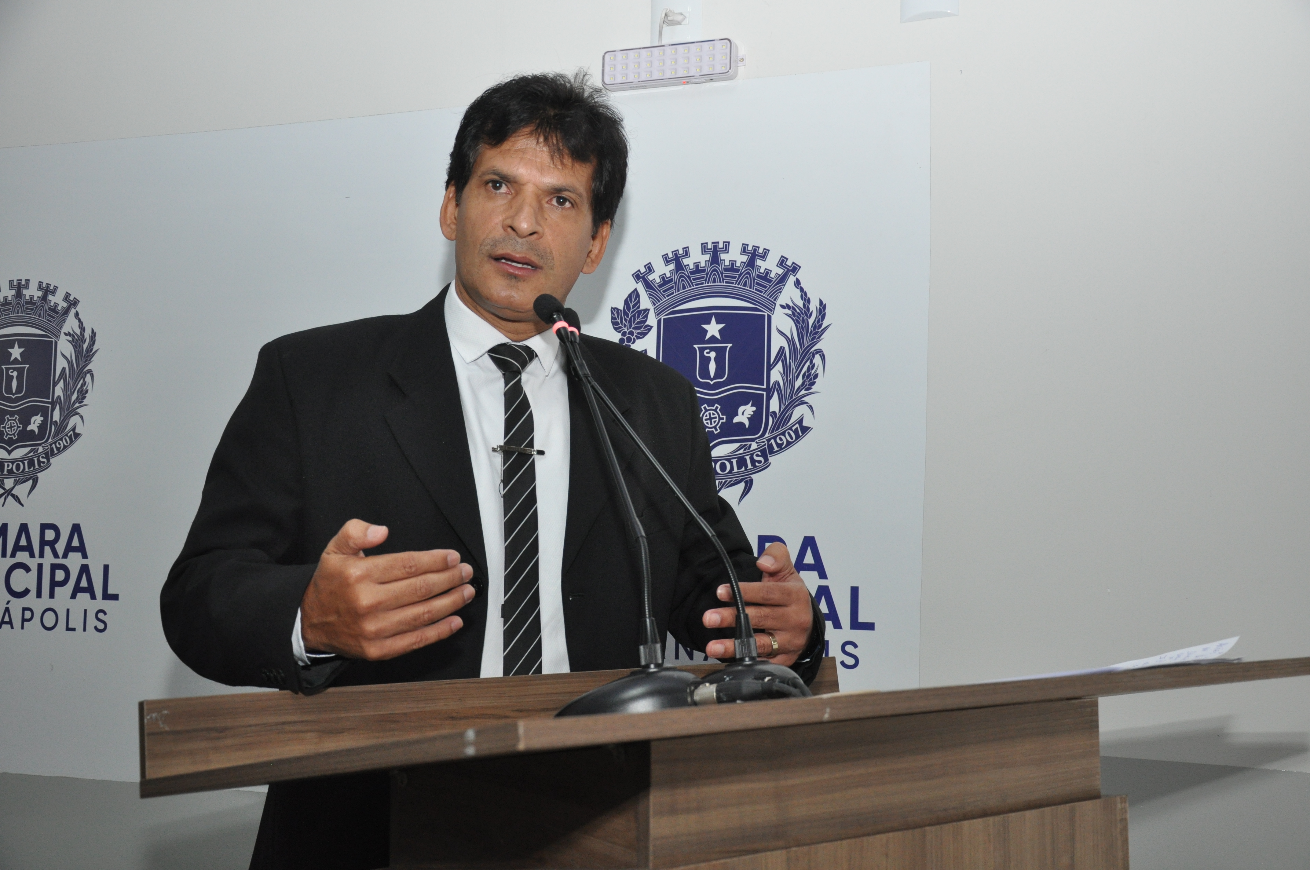 João da Luz orienta pessoas a se cadastrarem no CAD Único para receber apoio financeiro