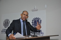 João Feitosa agradece Câmara e Prefeitura pela sanção da lei que retira dos postes os fios em desuso