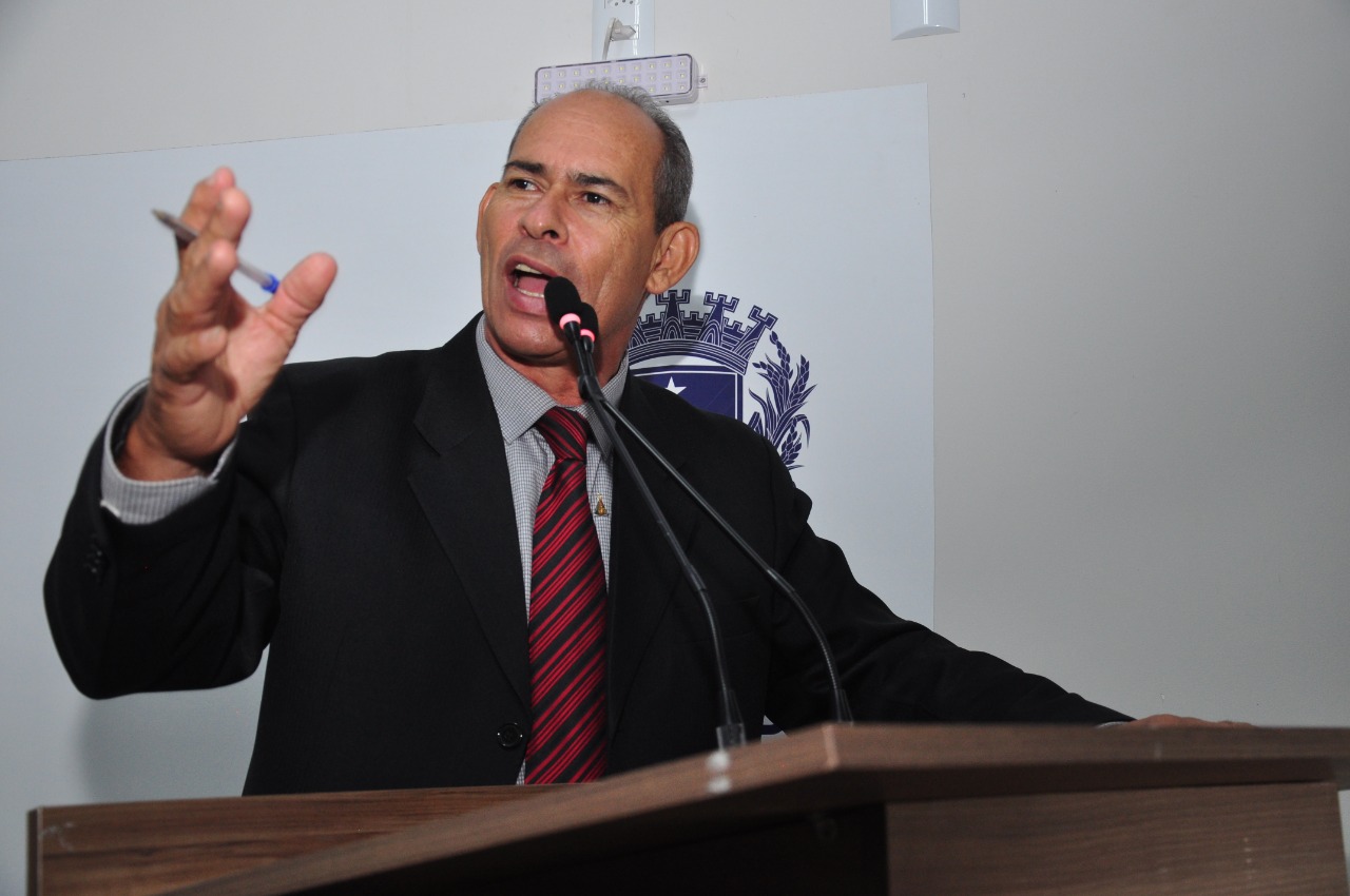 João Feitosa comemora implantação de postes em via que liga Jaiara ao Guanabara 