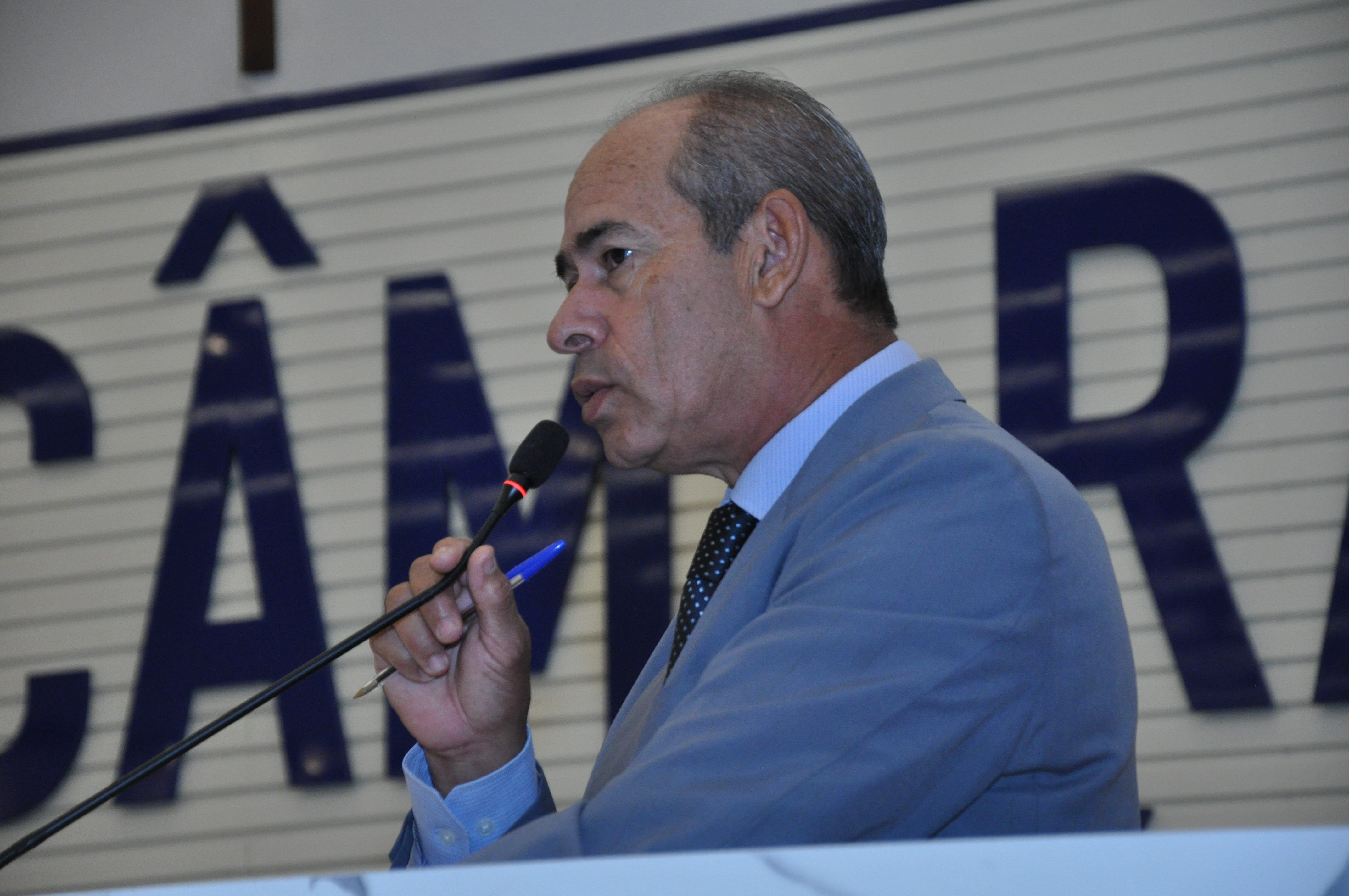 João Feitosa comemora ligação de água feita pela Saneago no Jardim Luzitano