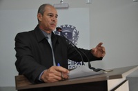 João Feitosa cumprimenta coordenador da Vigilância Sanitária "pelo bom trabalho em Anápolis"