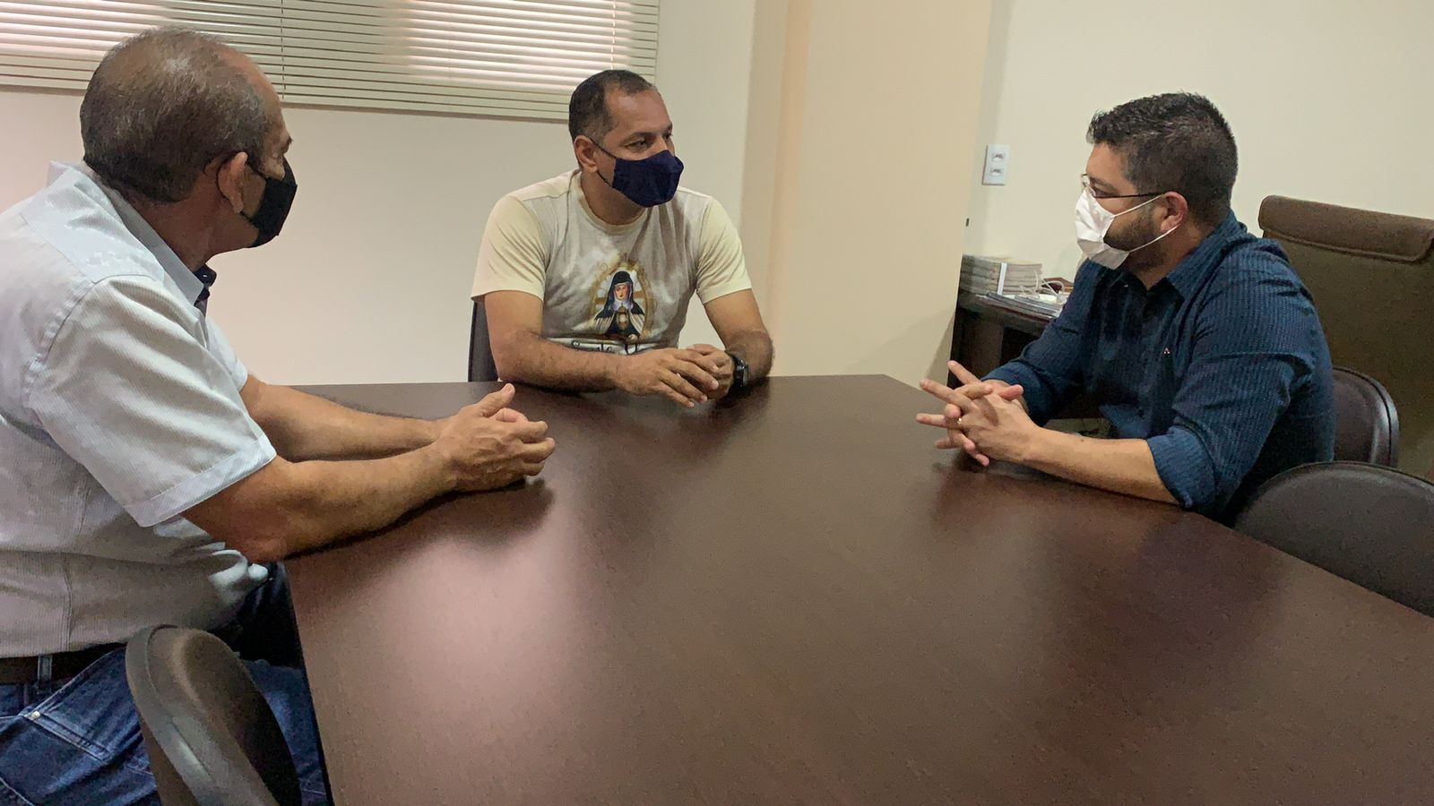 João Feitosa e Leandro Ribeiro visitam novo pároco da Paróquia de São Francisco de Assis, no Bairro Jundiaí