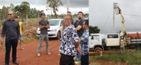 João Feitosa e moradores acompanham ligação de energia elétrica para o Jardim Luzitano