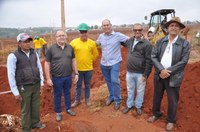 João Feitosa e o vice-prefeito Márcio Cândido acompanham início da obra de implantação de água no Jardim Luzitano