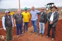 João Feitosa e o vice-prefeito Márcio Cândido acompanham início da obra de implantação de água no Jardim Luzitano