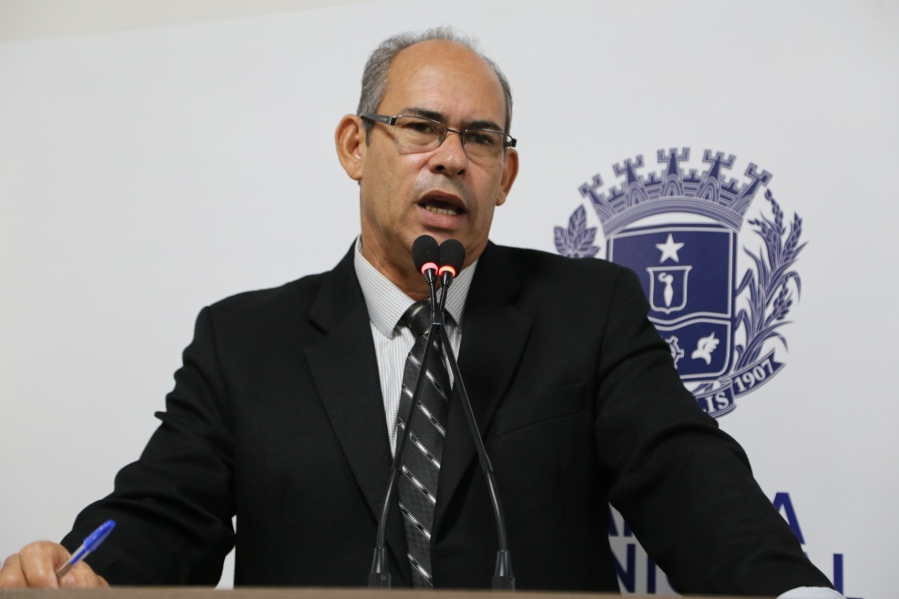 João Feitosa lembra projeto sobre retirada de fios não utilizados nos postes de energia