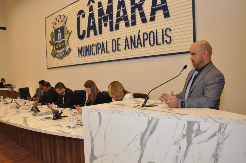 José Fernandes, na tribuna, presta homenagem pela passagem do Dia do Médico