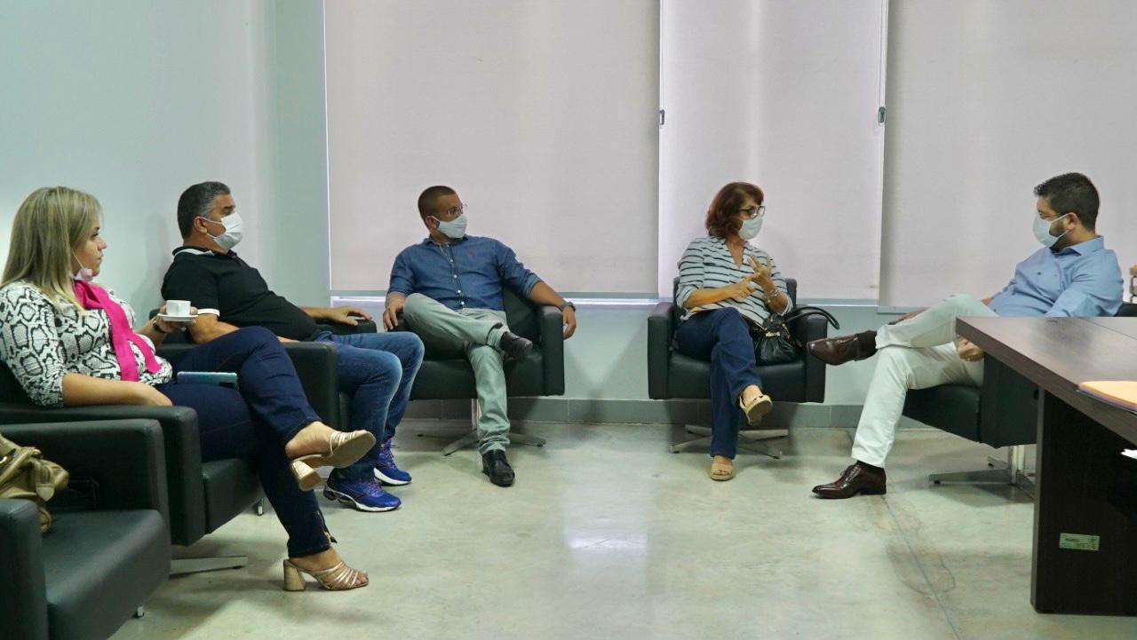 Leandro Ribeiro e Fred Caixeta conversam com representantes do SindAnápolis