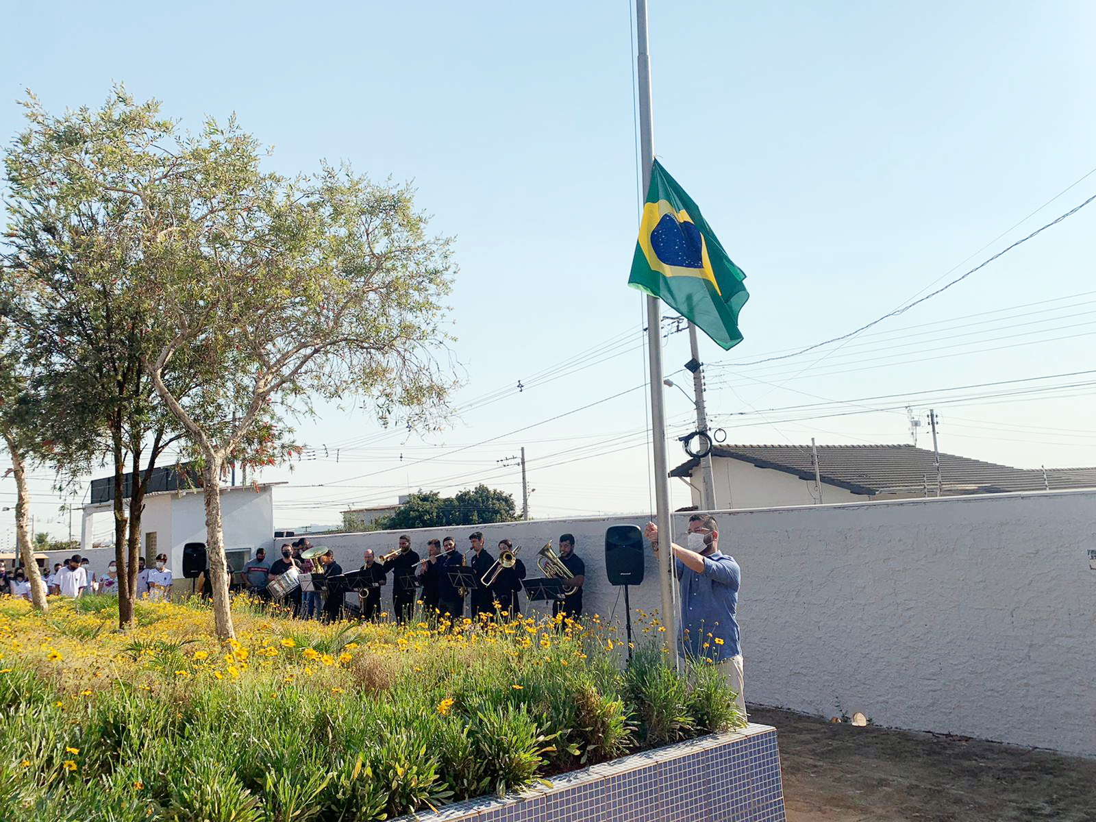 Leandro Ribeiro participa do hasteamento dos pavilhões na Escola Municipal Clóvis Guerra