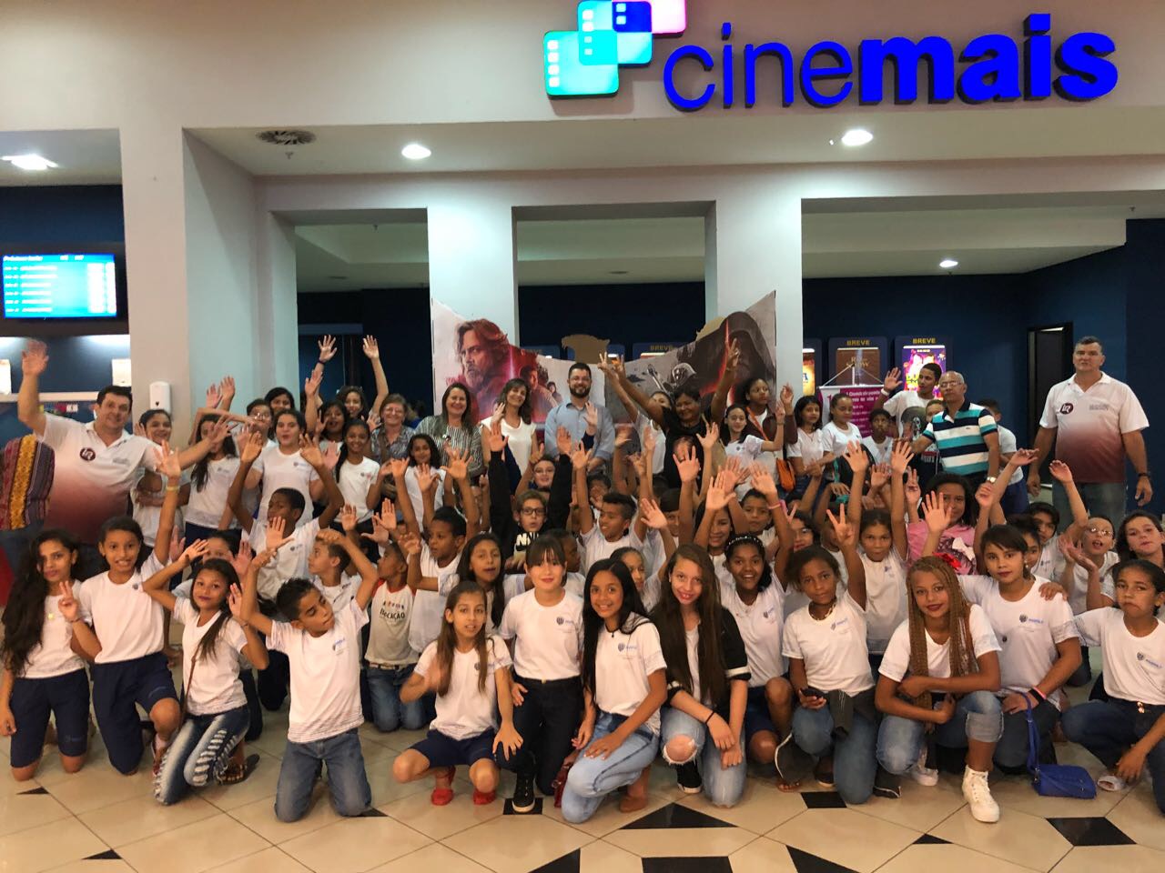 Leandro Ribeiro promove ação cultural e leva mais de 80 crianças ao cinema