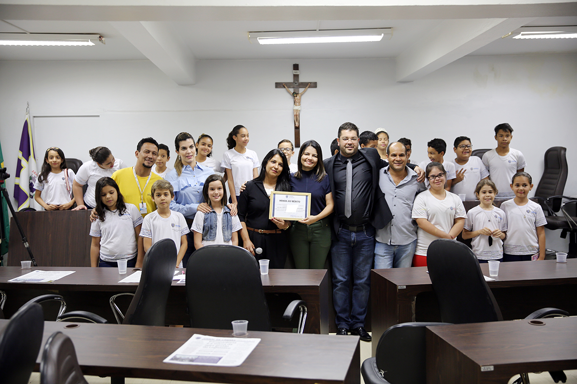 Leandro Ribeiro recebe na Câmara visita dos alunos da Escola Municipal Antônio Constante