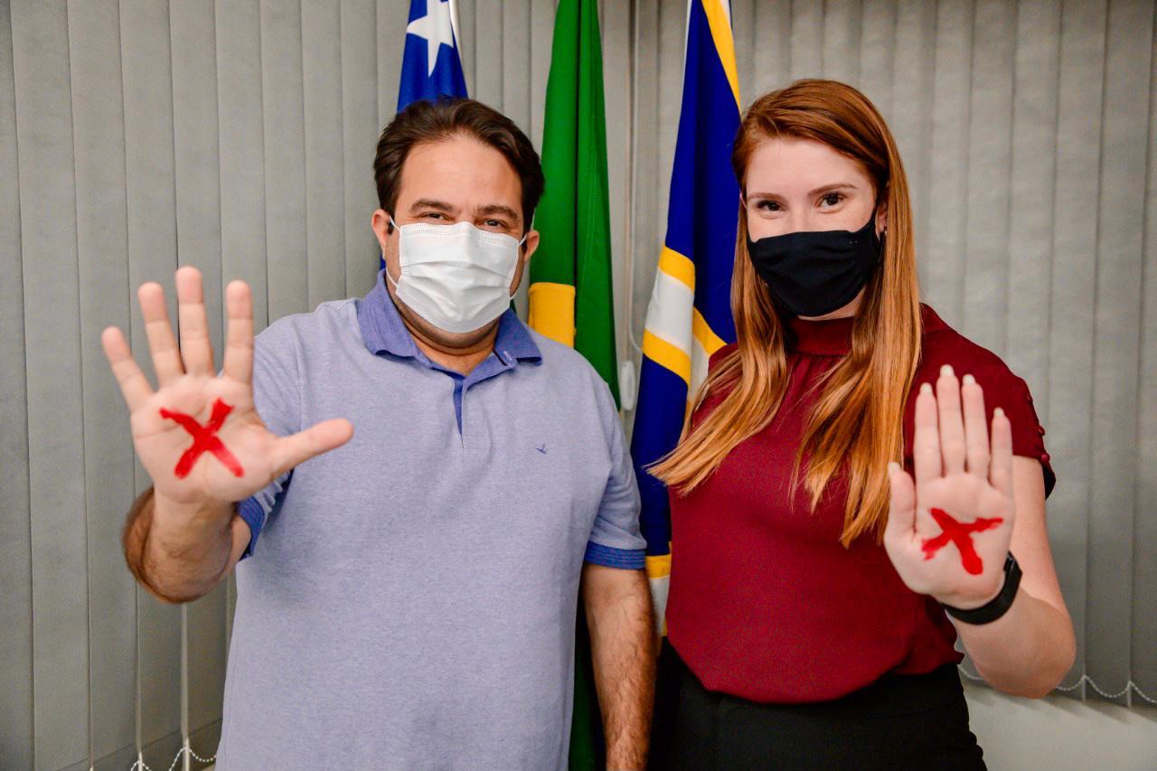 Lei de Andreia Rezende que define sinal vermelho como pedido de socorro é sancionada