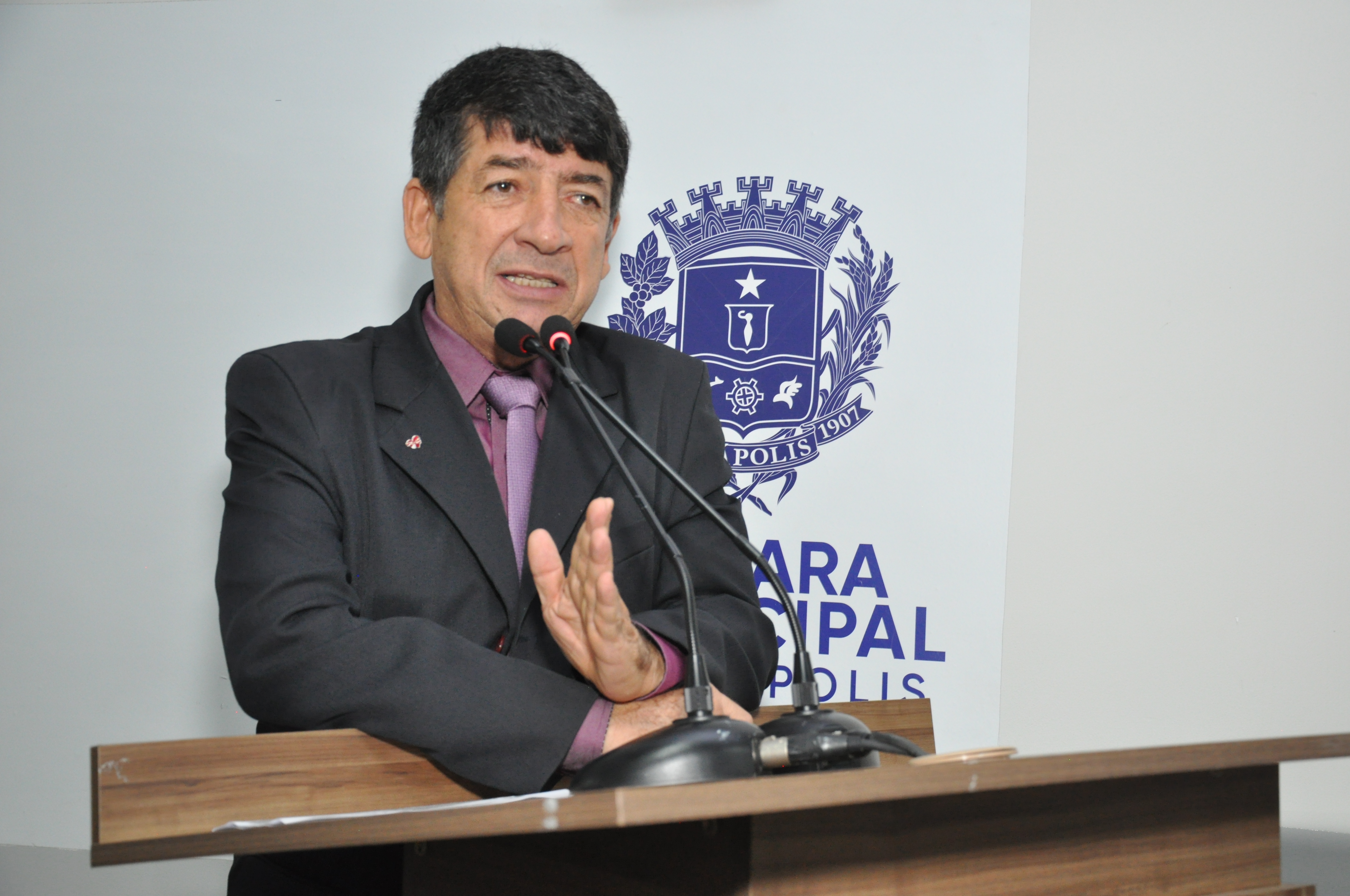 Lélio Alvarenga faz críticas a pontos de ônibus que não protegem da chuva e do sol