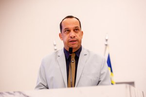 Luzimar Silva chama a atenção para o perigo de adolescentes pegando rabeira na Avenida Pedro Ludovico 