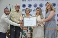 Marinete Carvalho, do Projeto 'Mãos Solidárias', recebe Título de Cidadania Anapolina