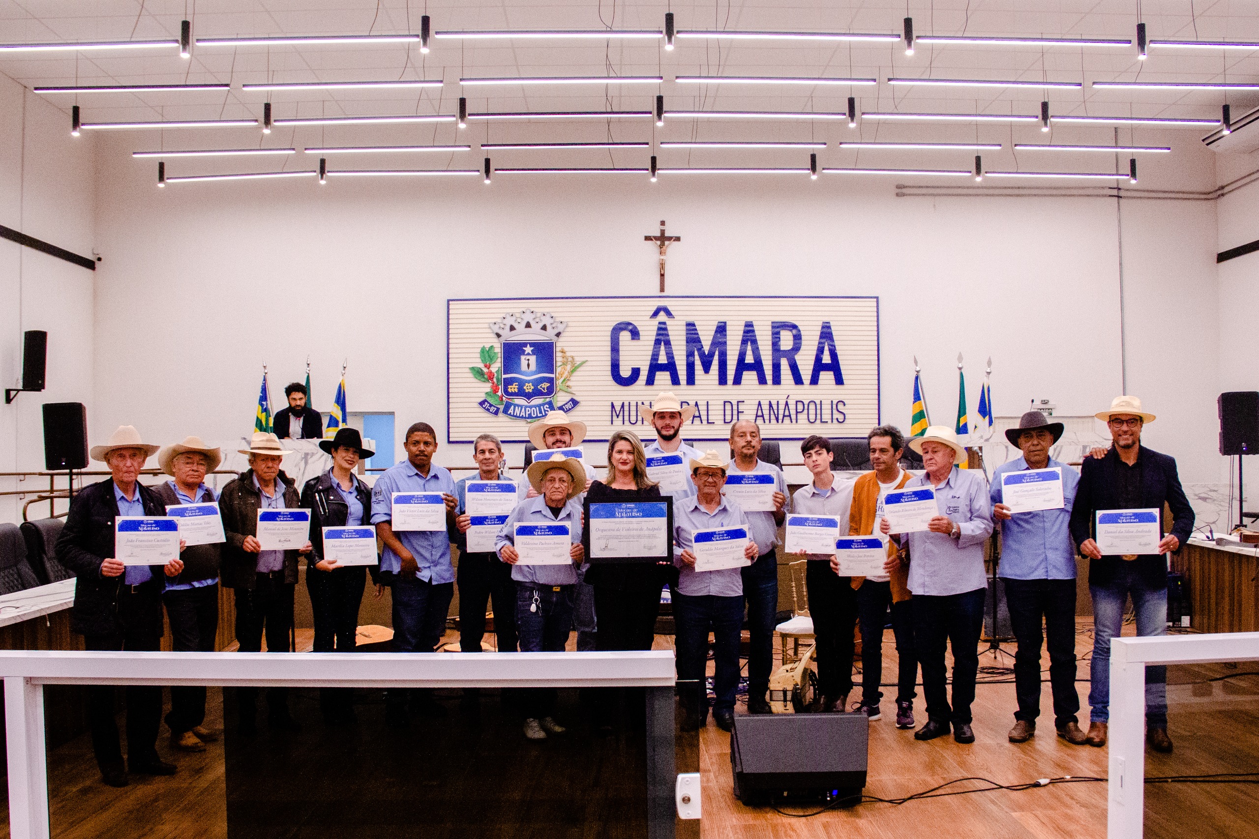 Música raiz é valorizada em entrega de moção de aplauso à Orquestra dos Violeiros de Anápolis