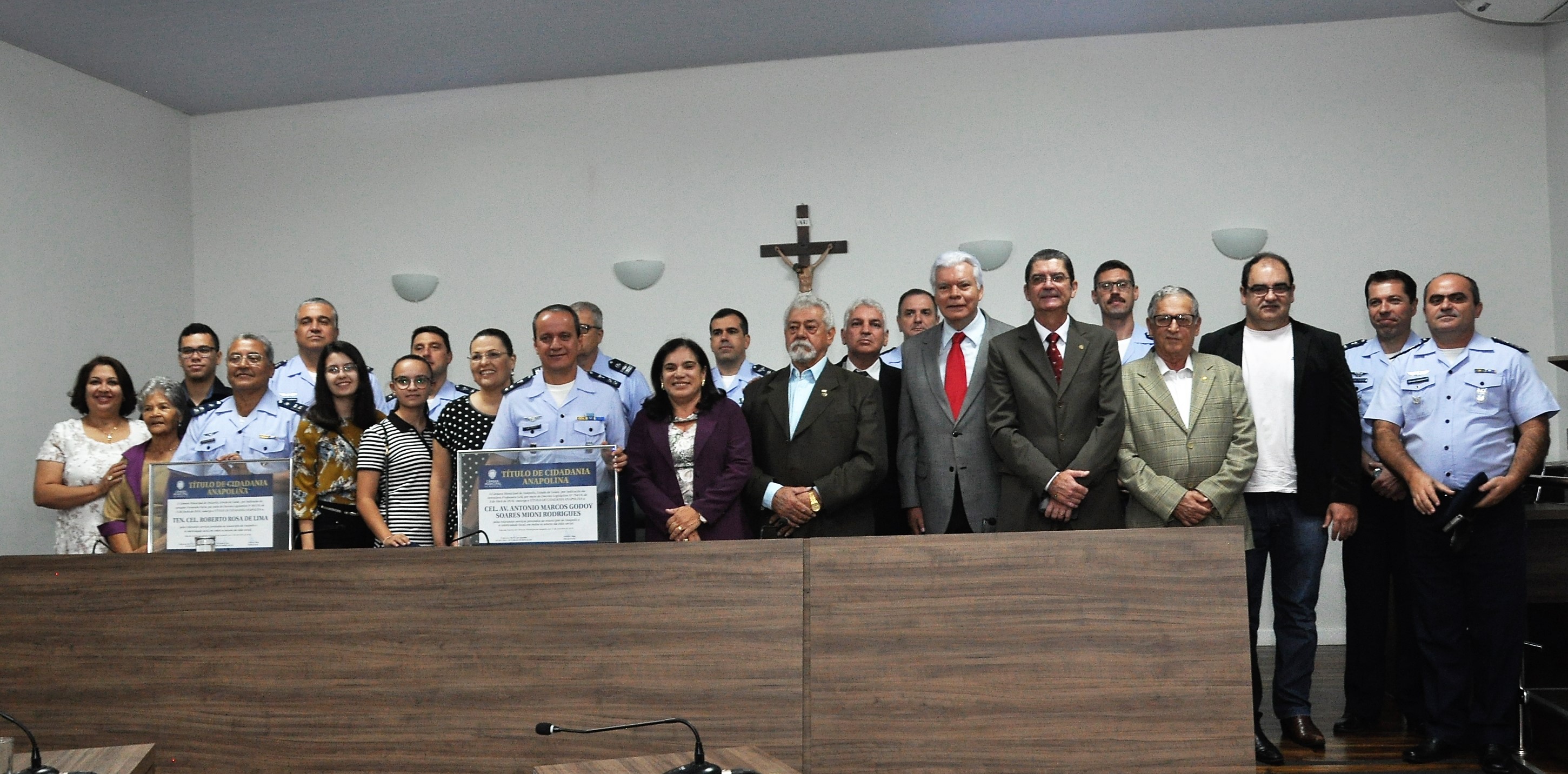 Oficiais da Ala 2, antiga Base Aérea, recebem título de cidadania anapolina em sessão solene