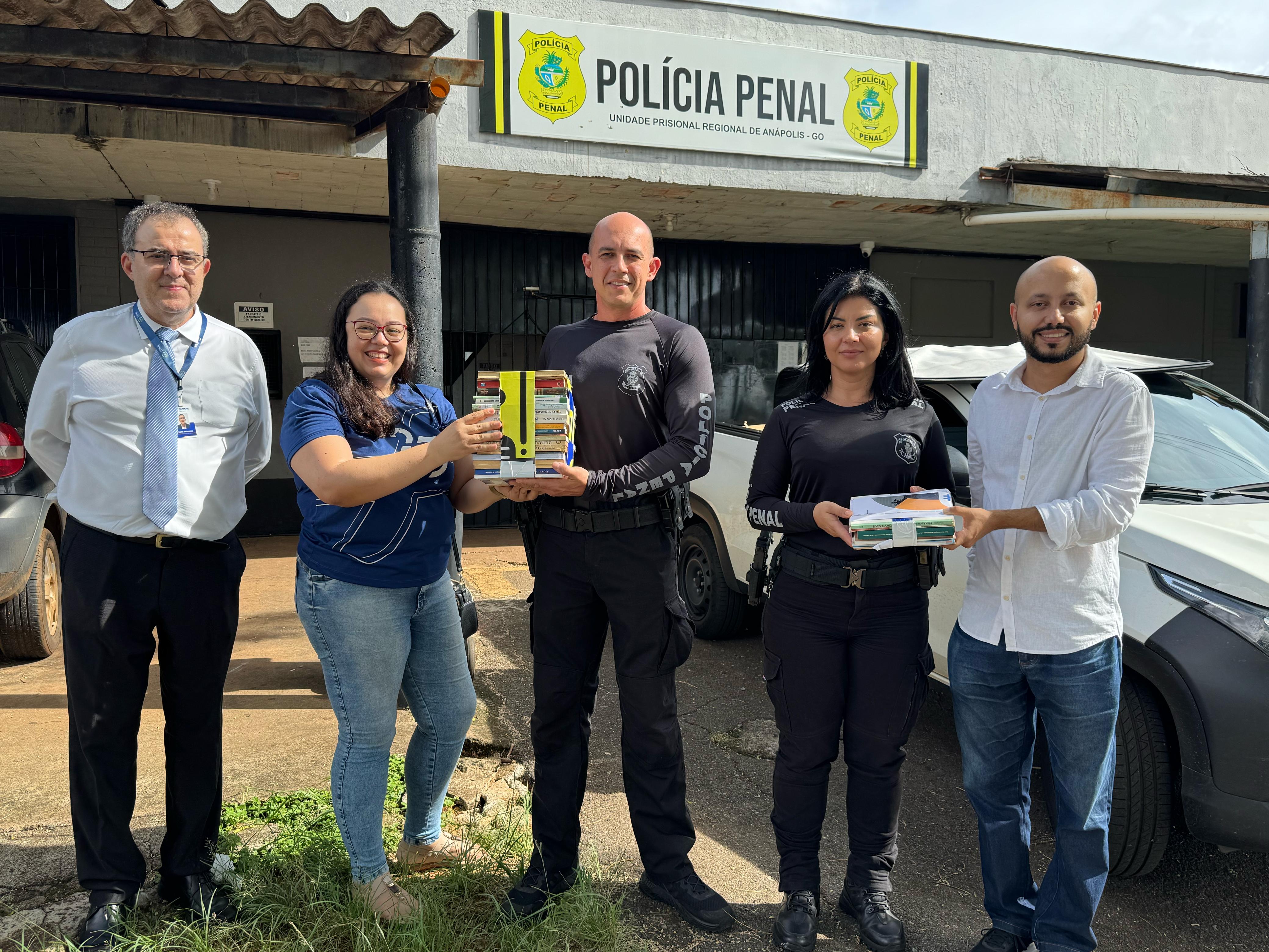 Parceria entre Professor Marcos e UEG fortalece campanha "Livro pra Ser Livre" e amplia acervo da biblioteca da Unidade Prisional Regional de Anápolis