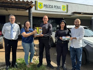 Parceria entre Professor Marcos e UEG fortalece campanha "Livro pra Ser Livre" e amplia acervo da biblioteca da Unidade Prisional Regional de Anápolis