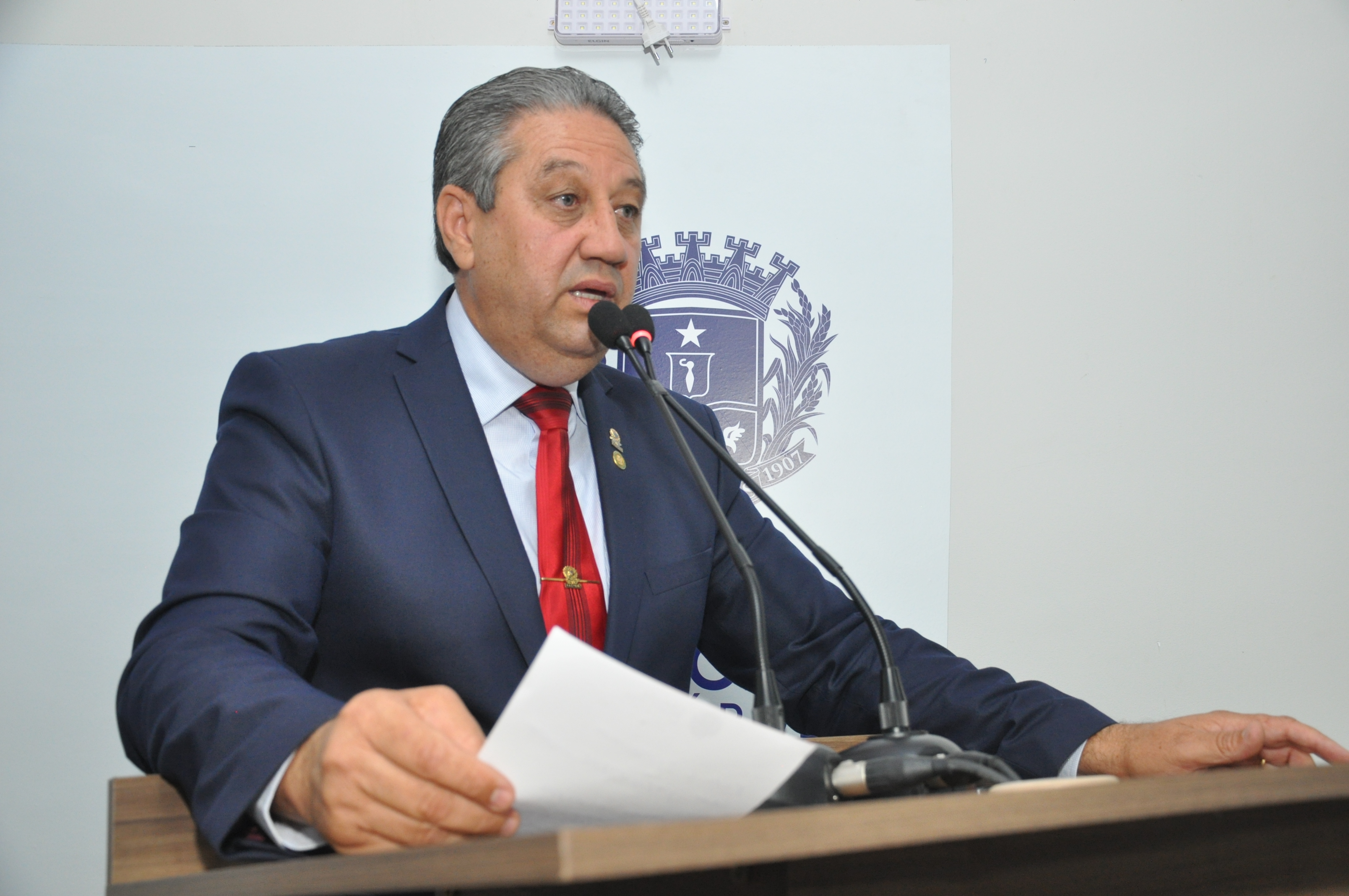 Pastor Elias alerta para situação da estrutura de um supermercado abandonado no Jardim Europa