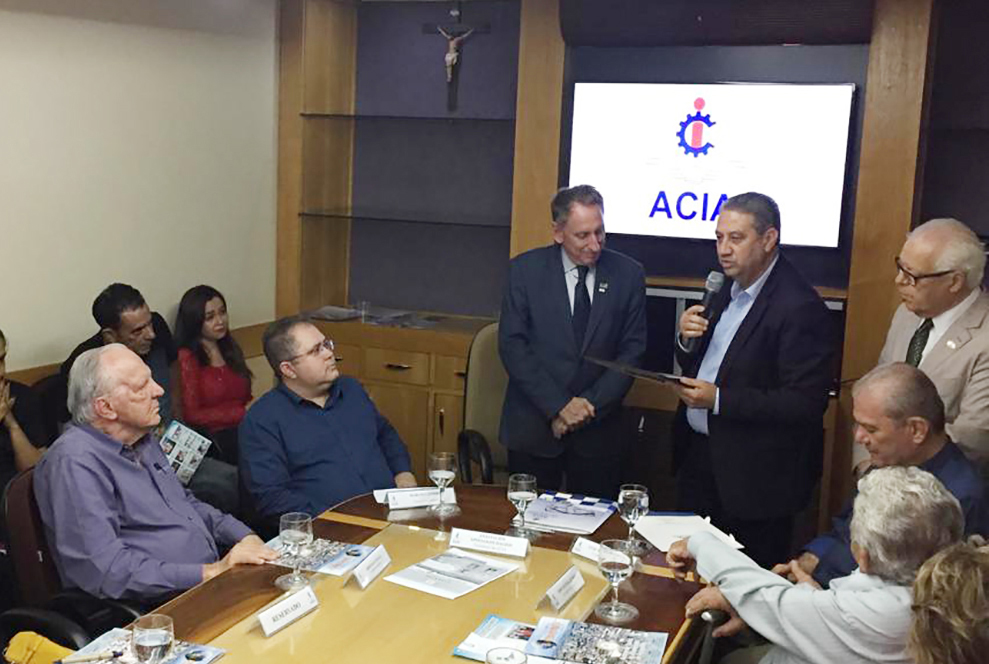 Pastor Elias confere Moção de Aplauso à ACIA pelos 83 anos de fundação da entidade