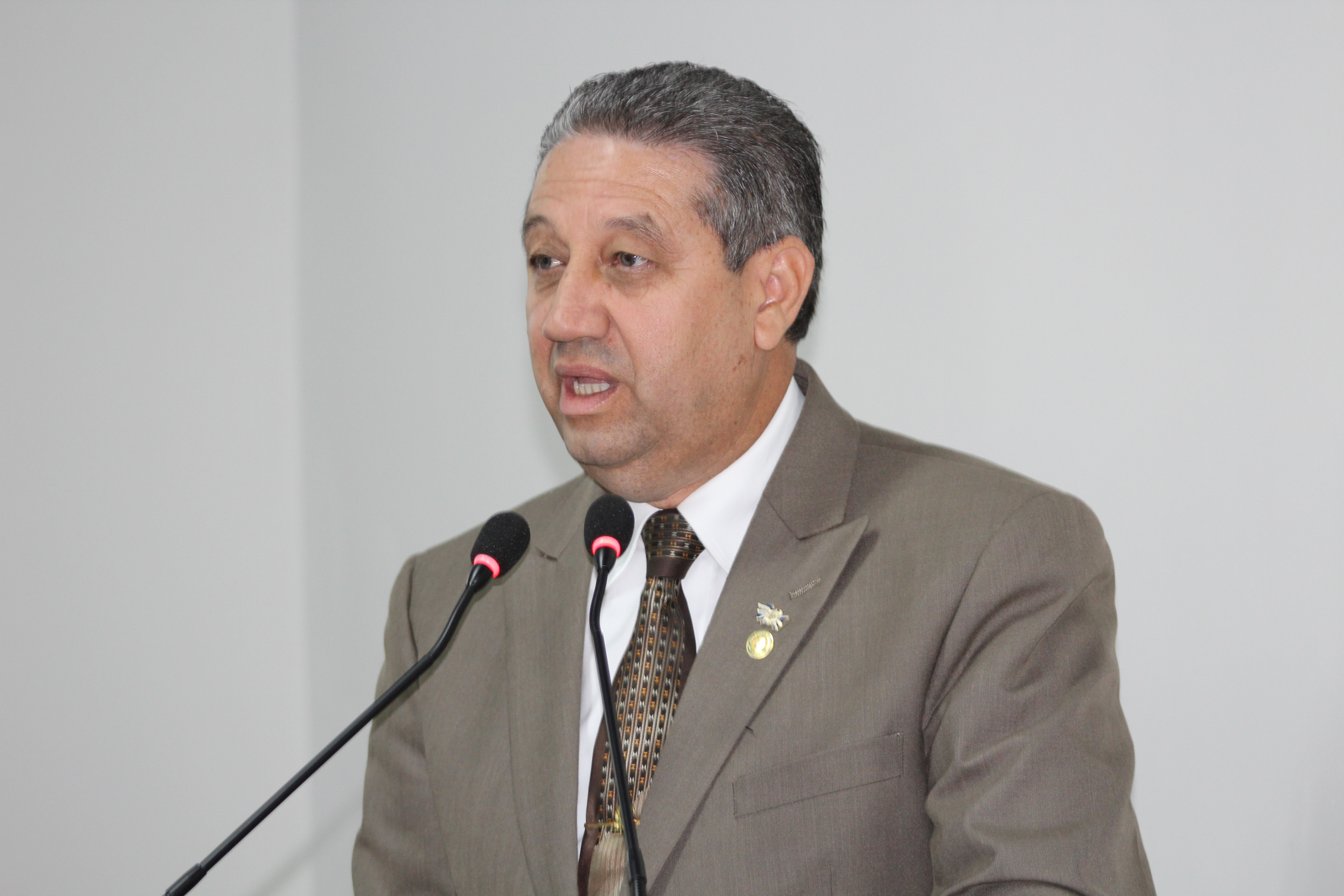 Pastor Elias defende transformação de Colégio Onofre Quinan em unidade da PM