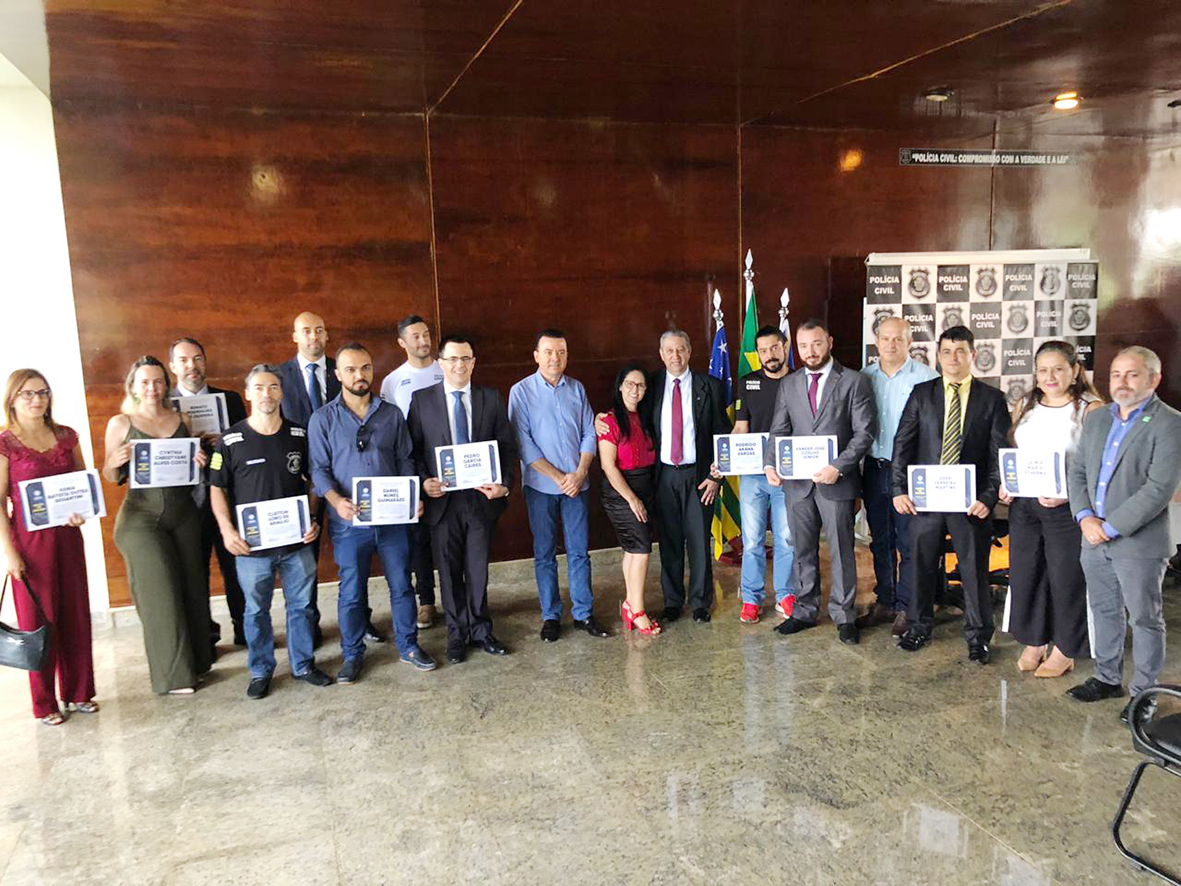 Pastor Elias entrega Moção de Aplauso a delegados da Polícia Civil de Anápolis