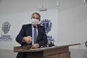 Pastor Elias Ferreira apresenta provas na tribuna de que não foi contra projeto do Politec Pastor Elias Ferreira apresenta provas na tribuna de que não foi contra projeto do Politec