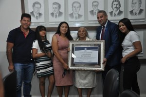 Pastor Elias Ferreira entrega Moção de Aplauso a centenária Dona Luzia Sousa Neta Manari