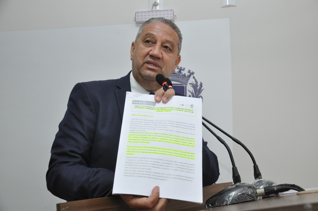 Pastor Elias Ferreira mostra relatório de atividades do Huana entre os meses de março e outubro