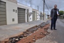 Pastor Elias leva fiscal da Saneago para mostrar serviço mal feito no Jardim Tesouro Pastor Elias leva fiscal da Saneago para mostrar serviço mal feito no Jardim Tesouro
