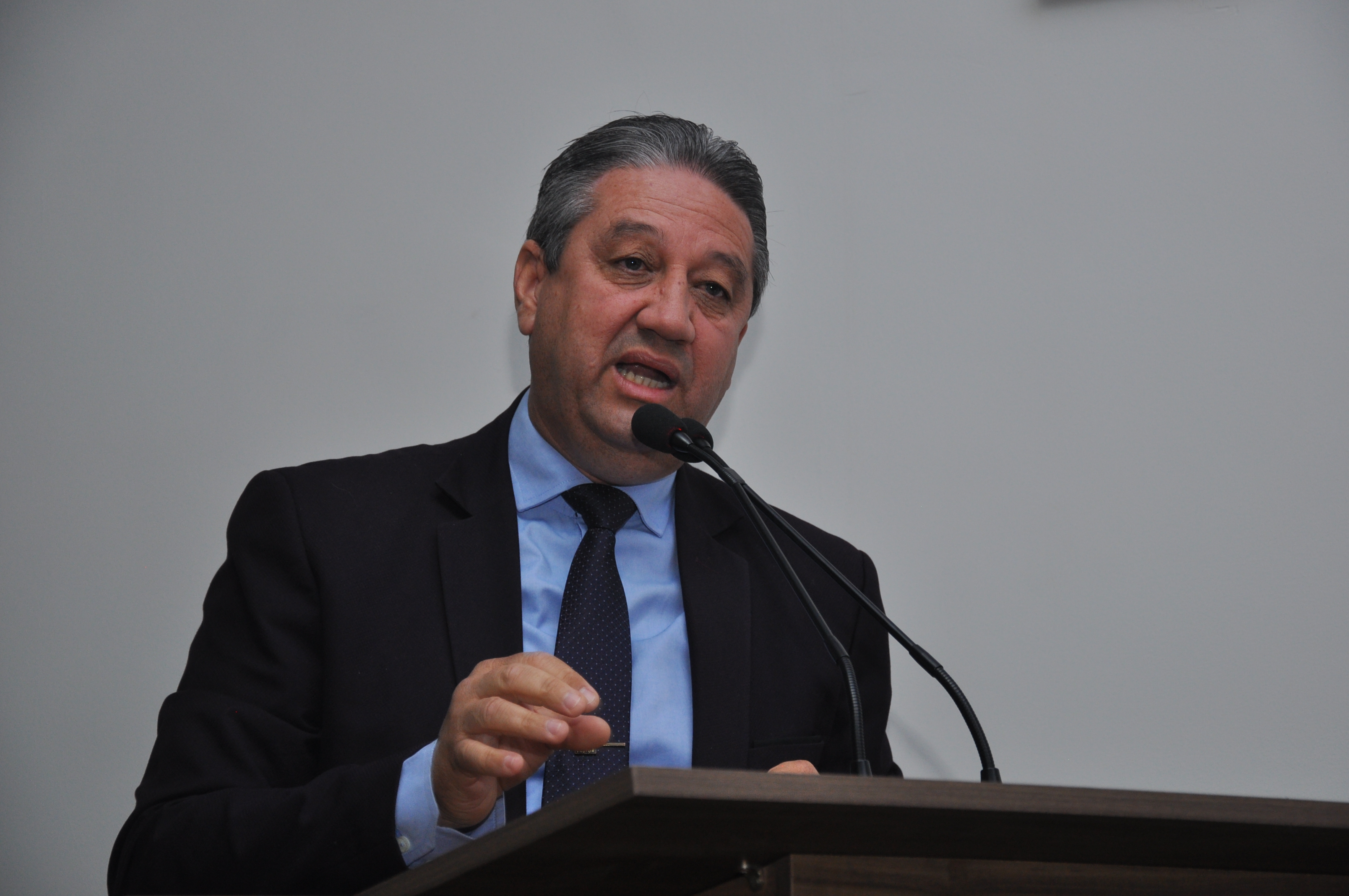 Pastor Elias pede que Gerência de Posturas fiscalize uso de contêiners na cidade 