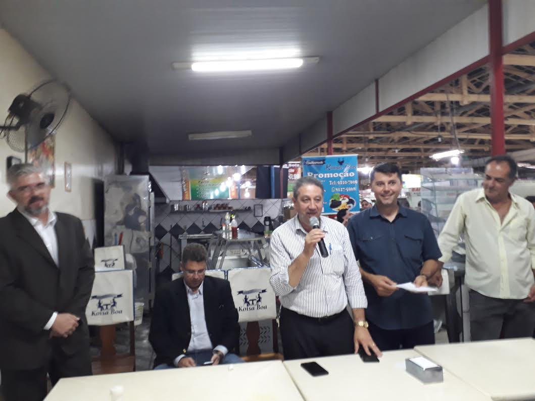 Pastor Elias se reúne com permissionários e autoridades no Mercado Municipal