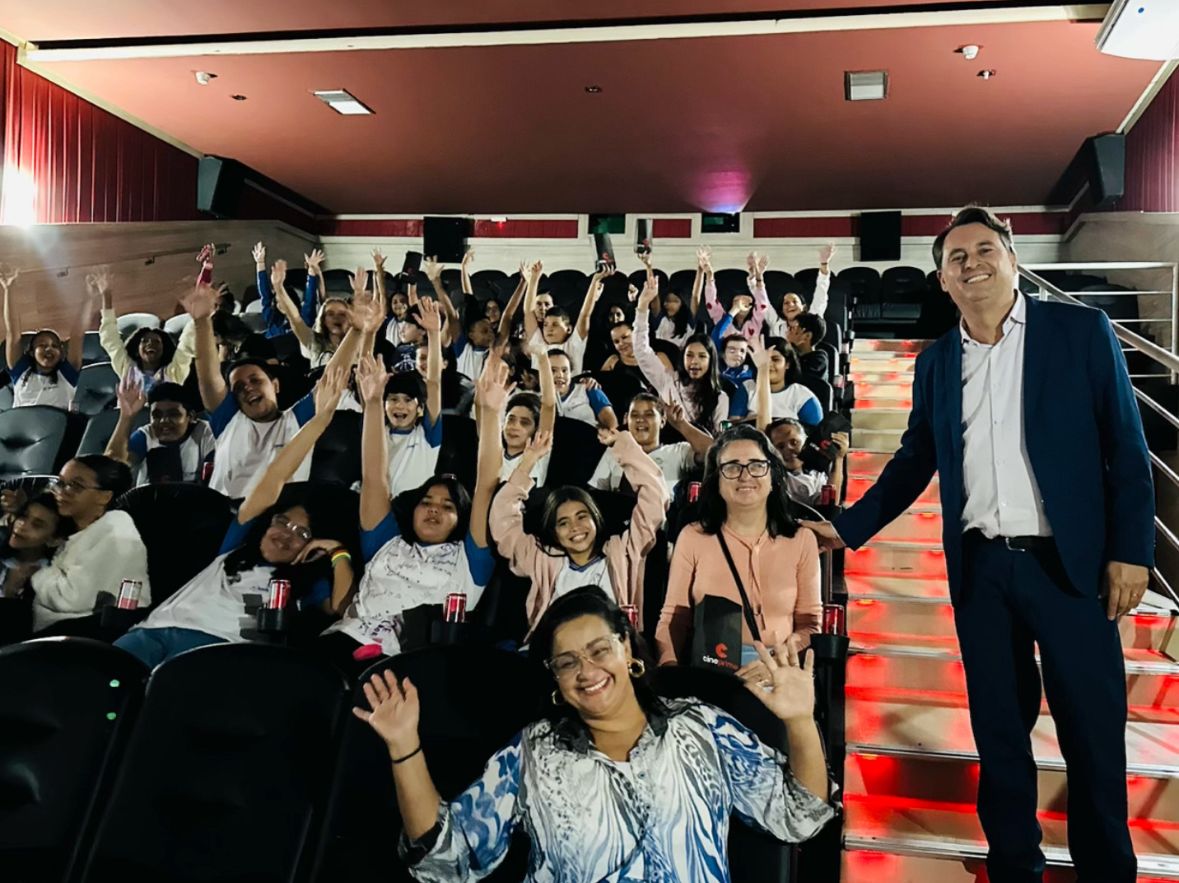 Patrono da Escola Walter Beze, Jean Carlos participa de atividade que marca a conclusão do Ensino Fundamental pelos alunos do 5º ano