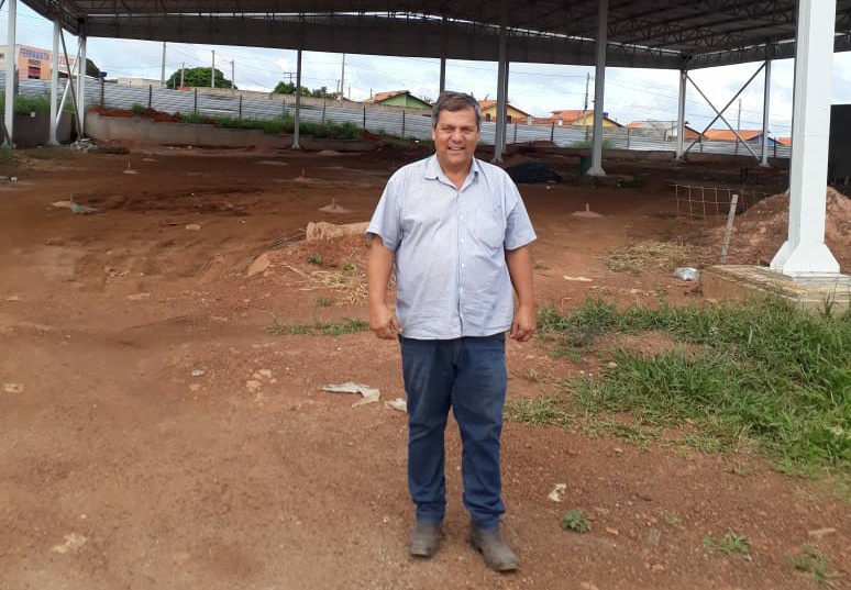 Paulo de Lima inspeciona construção do feirão do Bairro Reny Cury e vê estágio avançado
