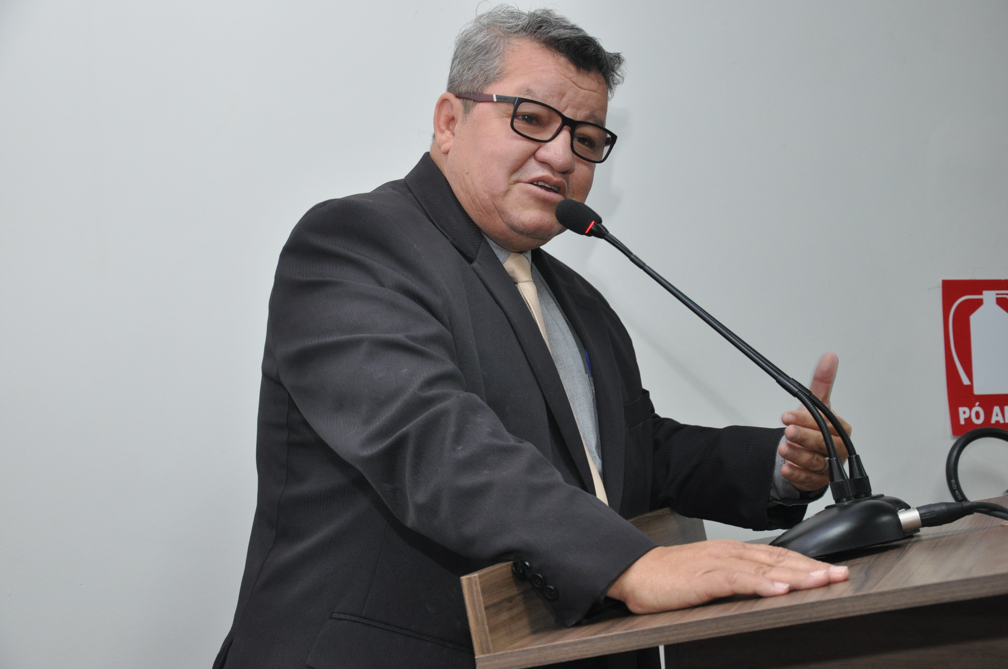Pedro Mariano comemora início da colocação de lâmpadas LED nas vias do Bairro Paraíso