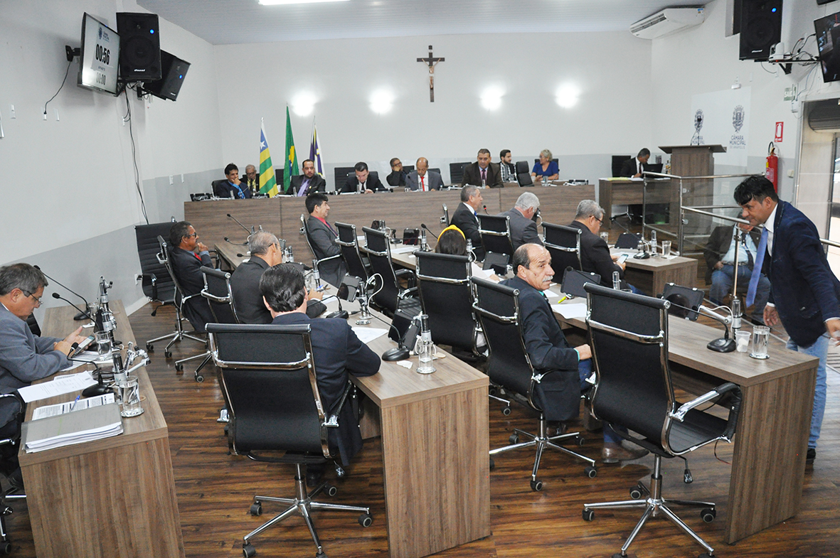 Plenário aprova ampliação de 1 para 3 reeleições para gestores de escolas municipais