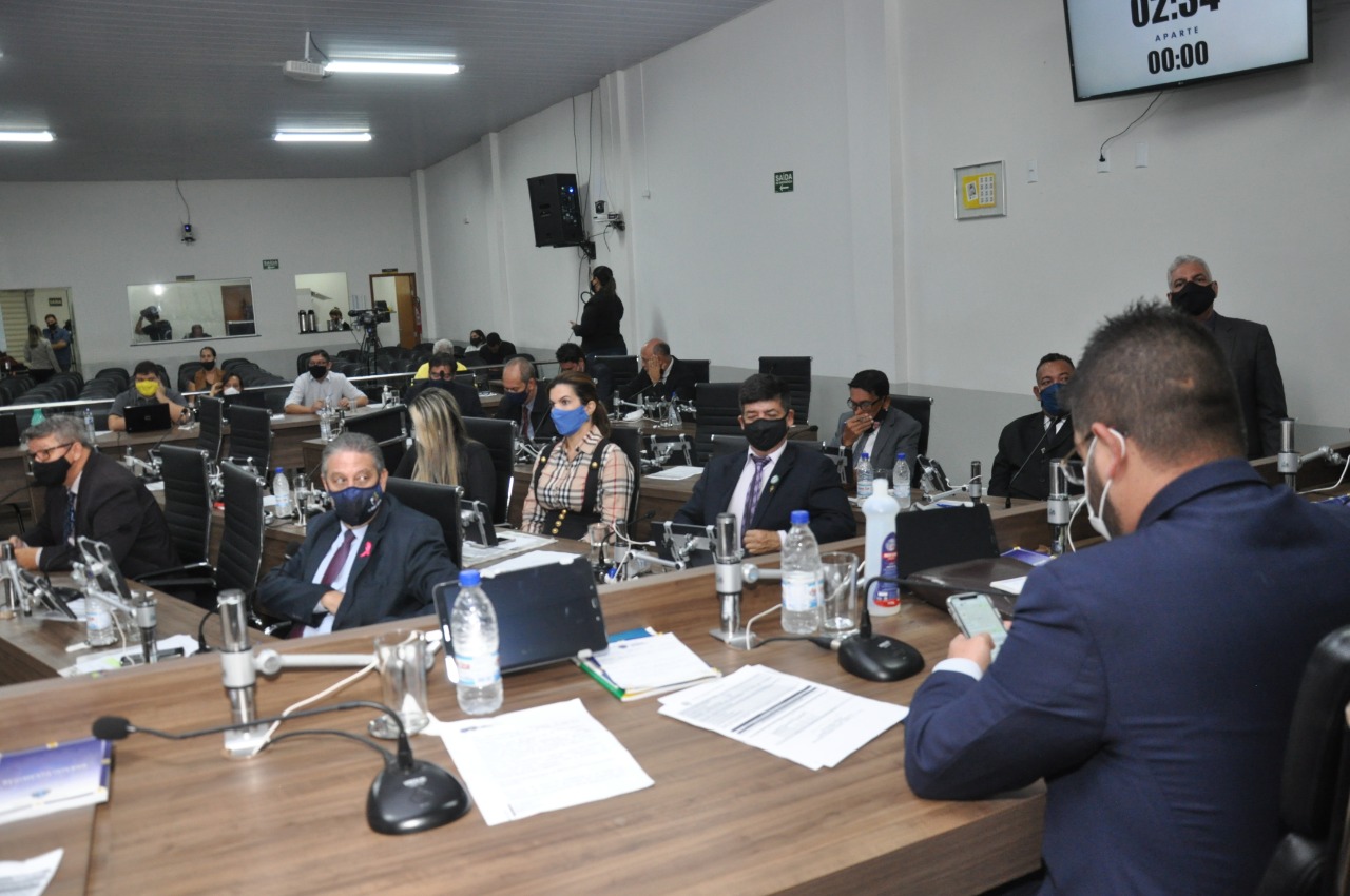 Plenário aprova projetos que beneficiam servidores e setor educativo-cultural