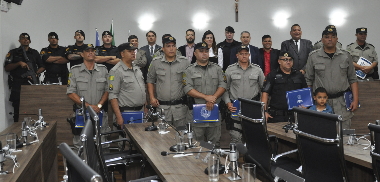 Policiais militares recebem moções de aplauso por atos de bravura