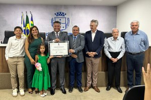 Policial Federal Suender concede título de cidadão anapolino a Romilton Gonçalves, diretor do HEG