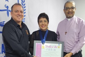 Policial Federal Suender entrega Medalha Dulce de Faria para Dra. Maria Augusta Pires, diretora-geral da Santa Casa de Anápolis