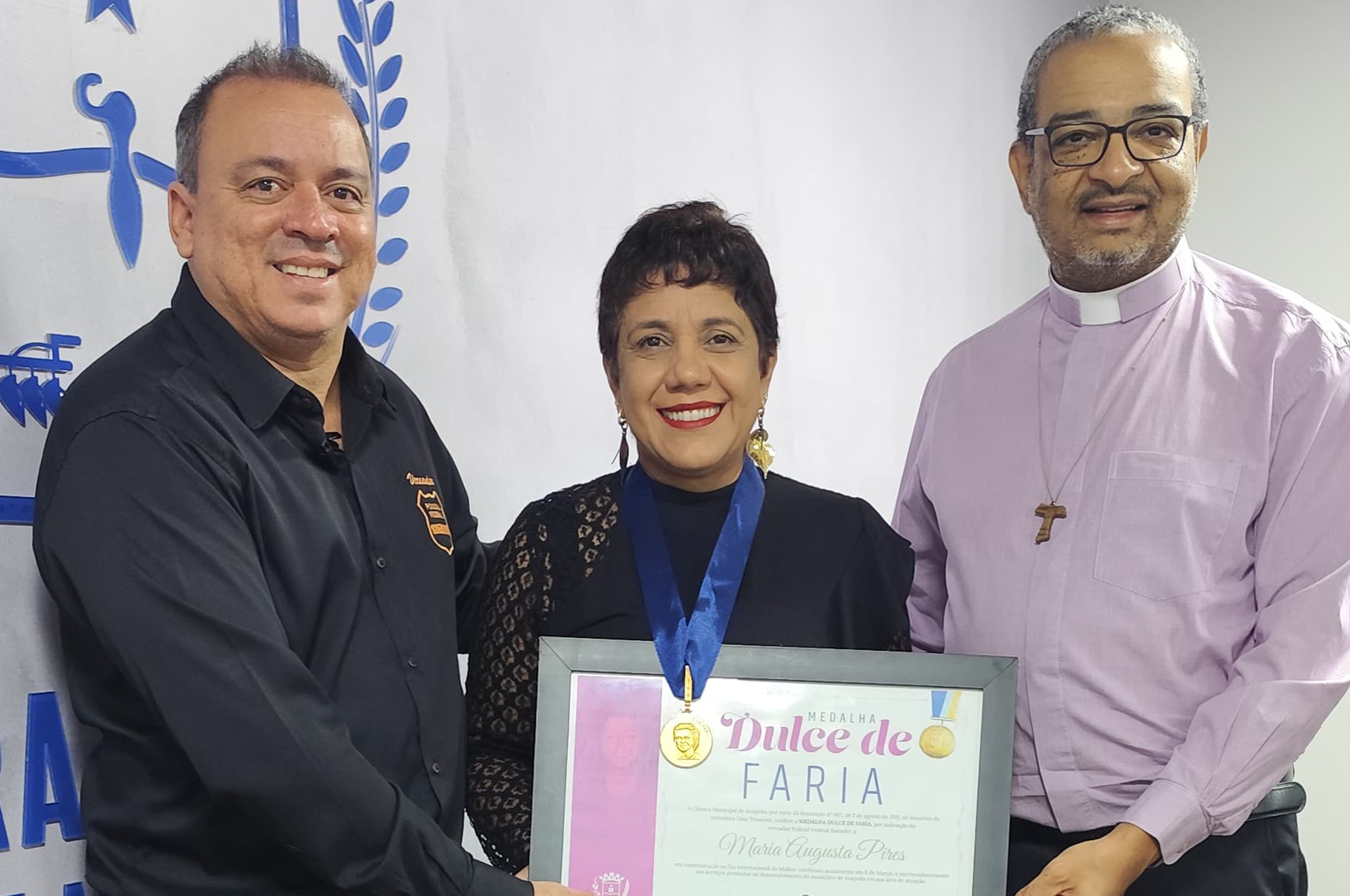 Policial Federal Suender entrega Medalha Dulce de Faria para Dra. Maria Augusta Pires, diretora-geral da Santa Casa de Anápolis