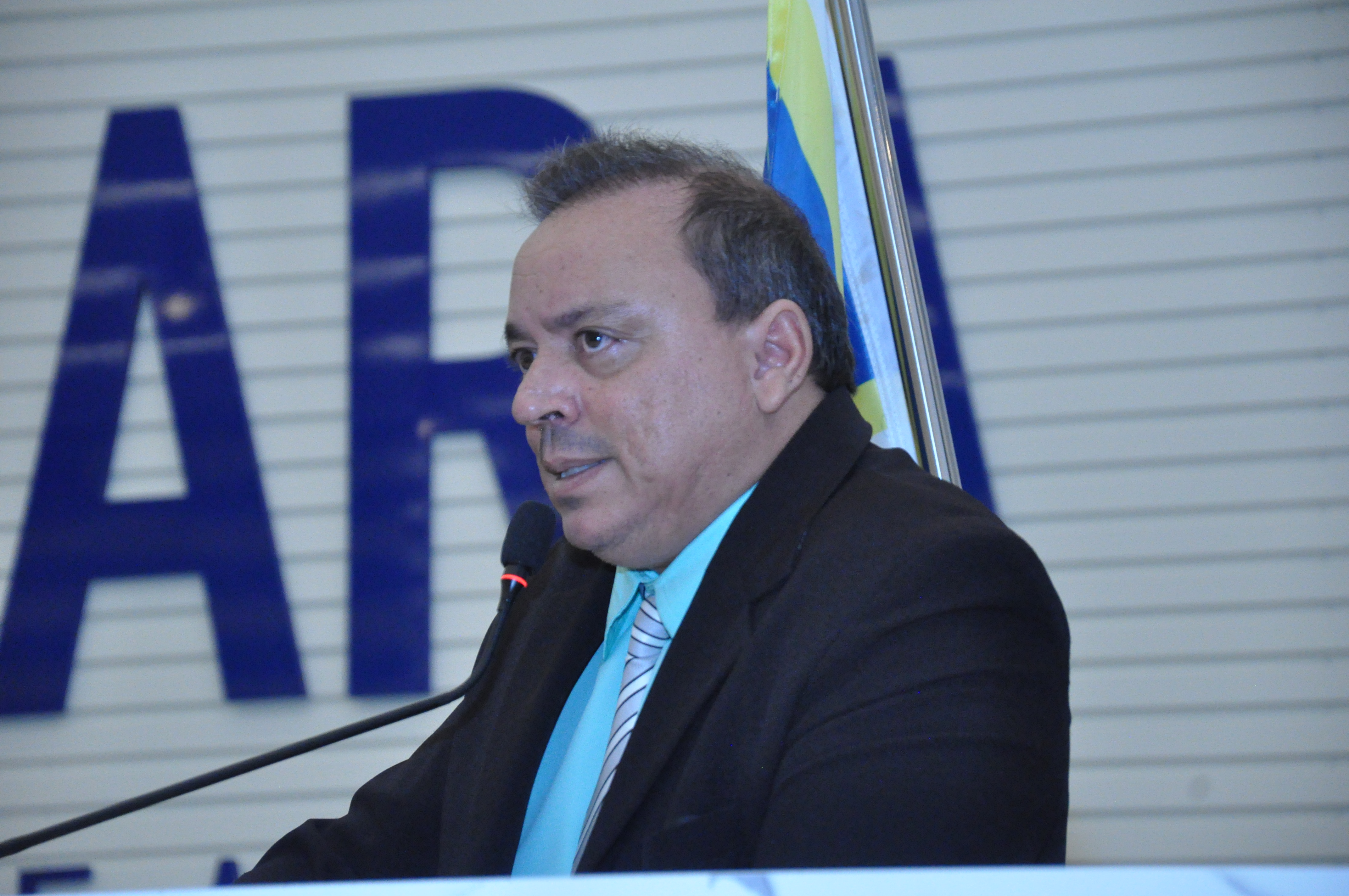 Policial Federal Suender informa sobre estragos das chuvas em asfalto recém-construído no Anápolis City