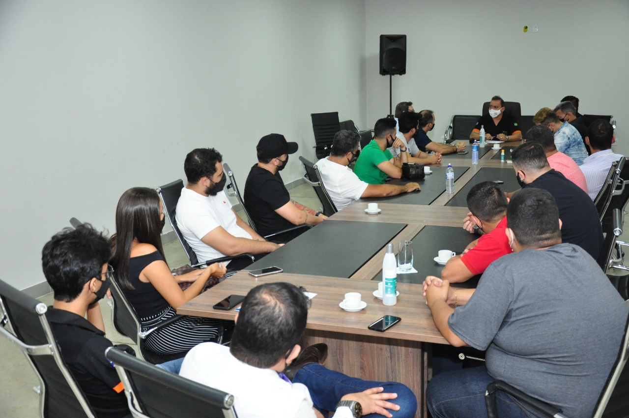 Policial Federal Suender ouve reivindicações de empresários de bares e de restaurantes anapolinos  