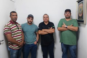 Policial Federal Suender recebe os vigias em seu gabinete