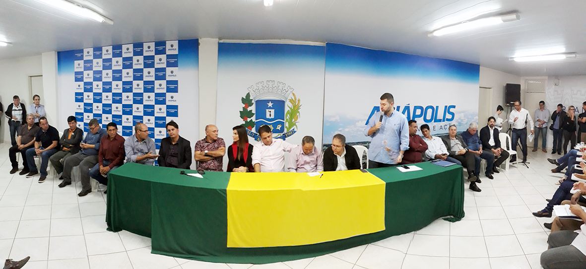 Prefeito e vereadores assinam ordem de serviço para construção de feirões cobertos em Anápolis