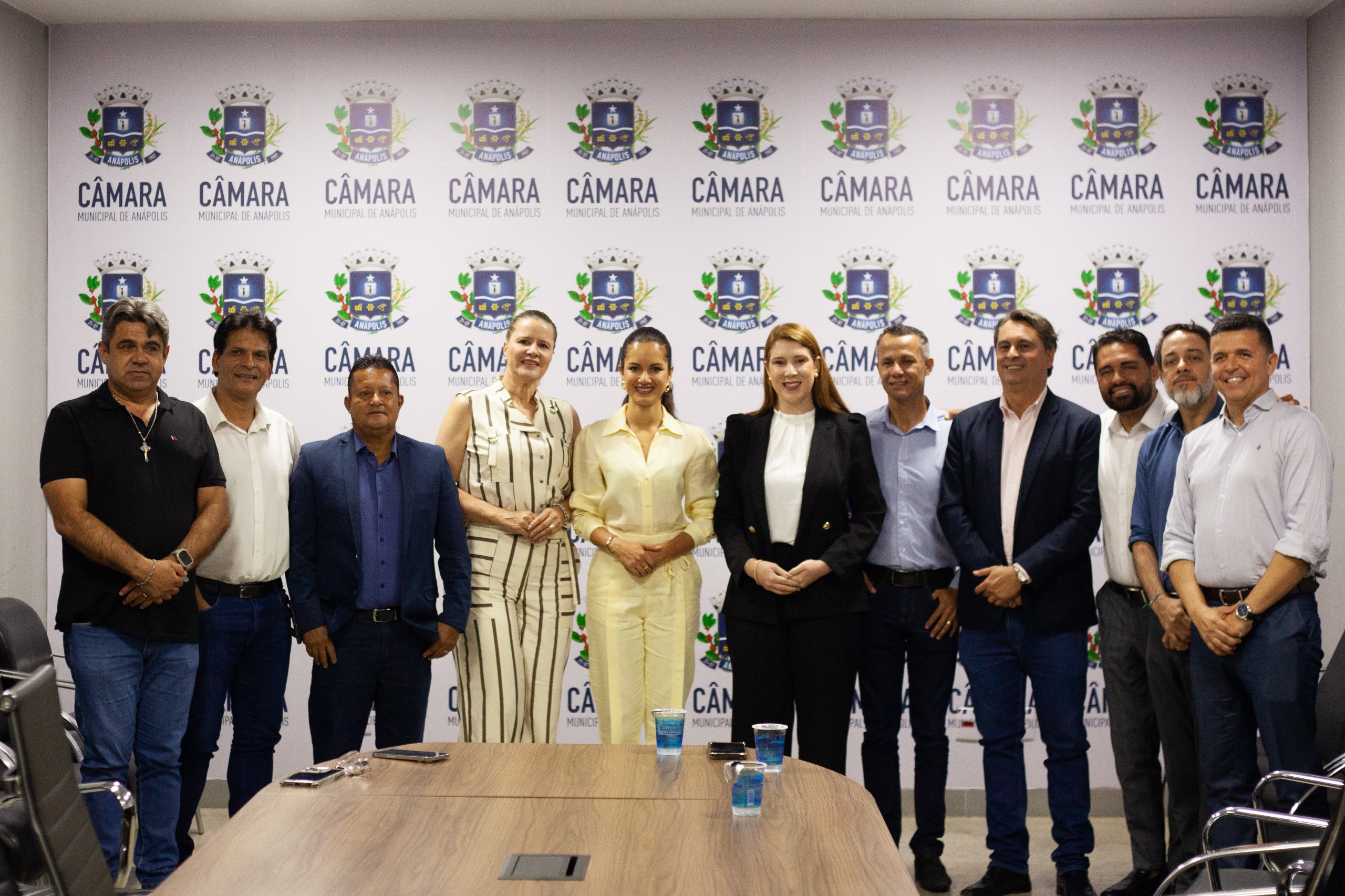 Presidente Andreia Rezende e vereadores recebem primeira-dama Carla Lima para anúncio da Marcha para Jesus