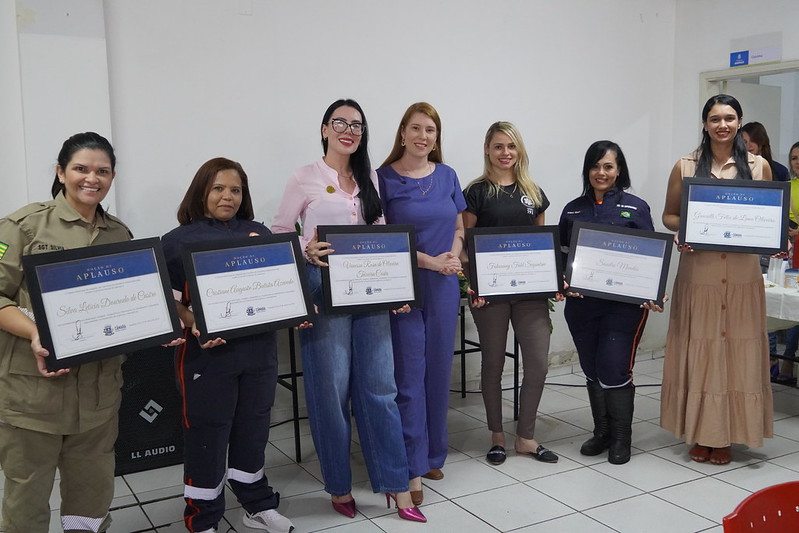 Presidente Andreia Rezende entrega moção de aplauso a mulheres do SAMU